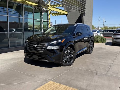 Used 2025 Nissan Rogue Platinum w/ Tech Package image 2