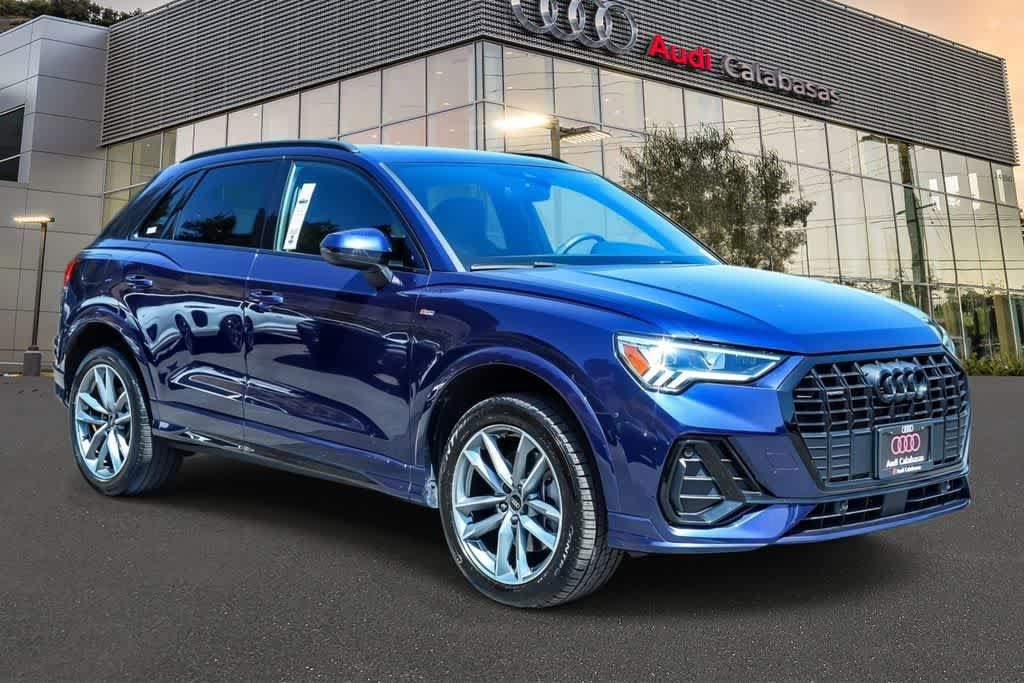 Used 2023 Audi Q3 2.0T Premium w/ Black Optic Sport Package AWD/4WD image 5