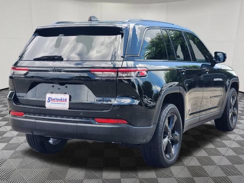 Used 2023 Jeep Grand Cherokee Limited w/ Black Appearance Package AWD/4WD image 5