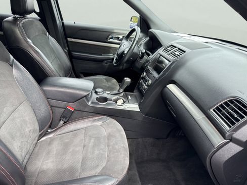 Used 2018 Ford Explorer XLT w/ Equipment Group 202A image 25