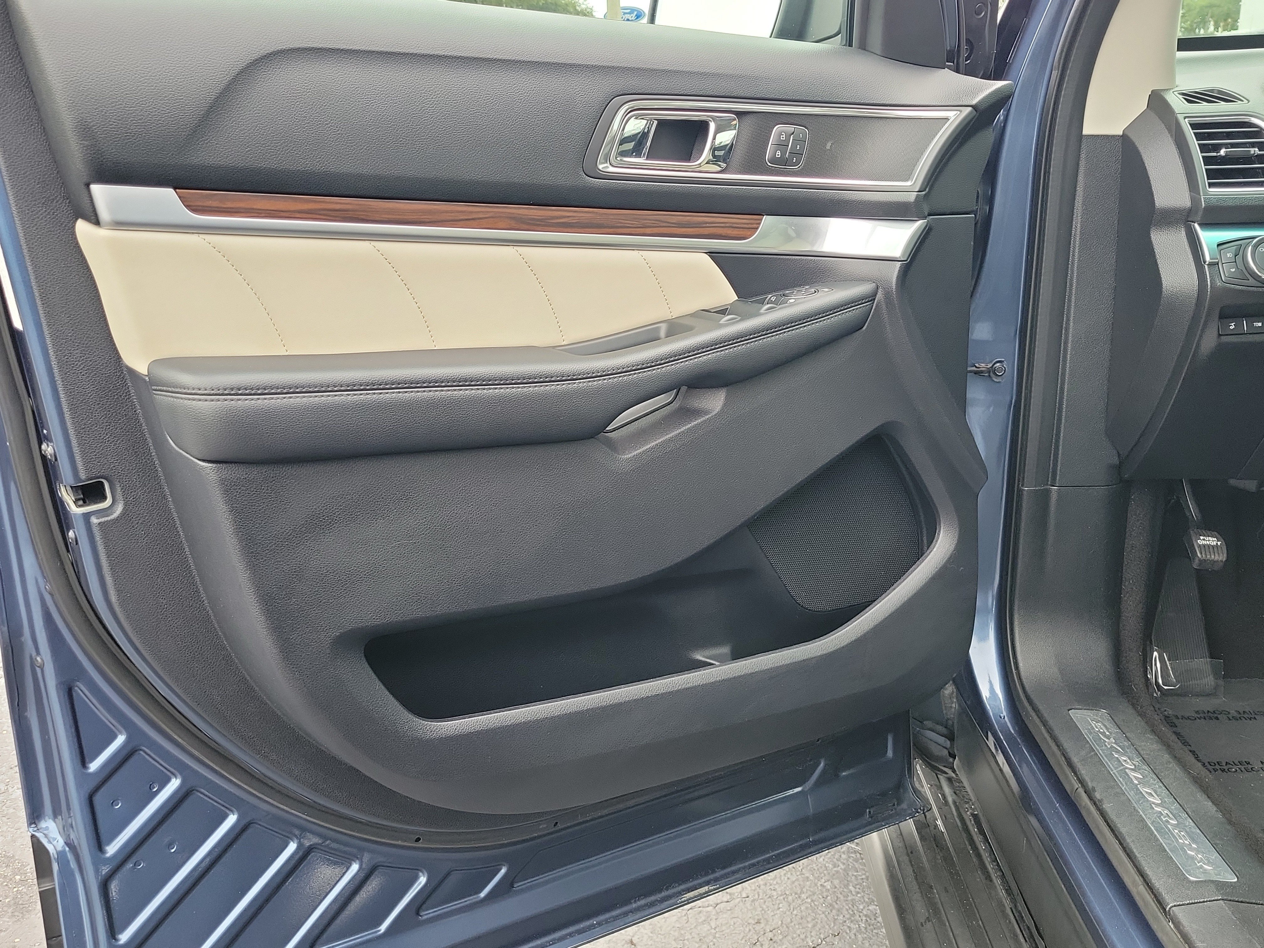 Used 2019 Ford Explorer Limited w/ Limited Luxury Package FWD image 19