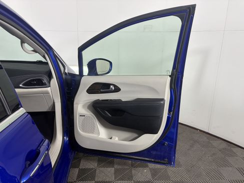 Used 2021 Chrysler Pacifica Limited w/ Premium & Safety Sphere Group image 44