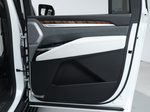 Used 2025 Cadillac Escalade ESV Premium Luxury Platinum image 28