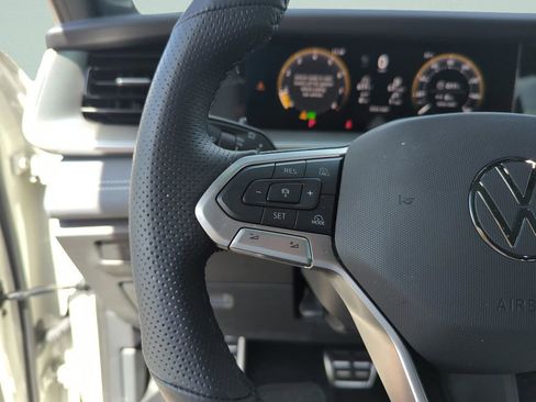 Certified 2025 Volkswagen Tiguan SE R-Line image 39