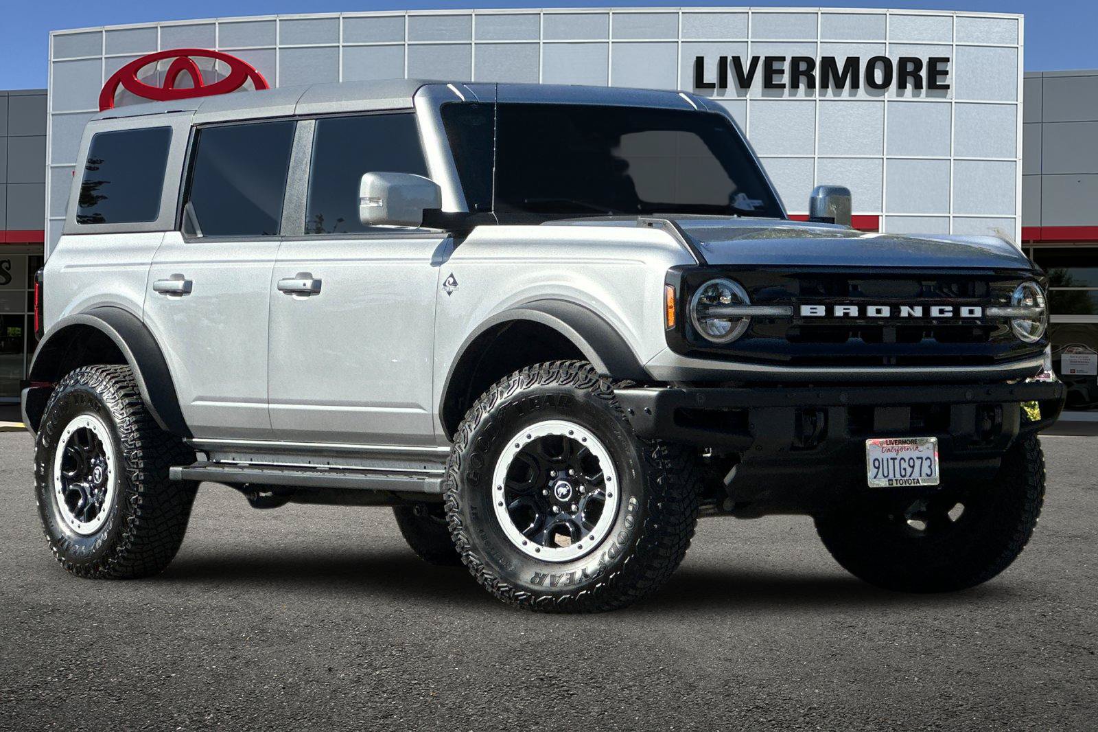Used 2024 Ford Bronco Outer Banks w/ Sasquatch Package AWD/4WD image 2
