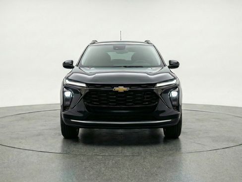Used 2025 Chevrolet Trax LT w/ LT Convenience Package image 2