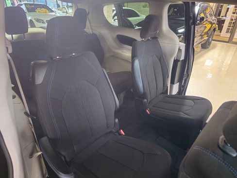 Used 2021 Chrysler Pacifica Touring image 13