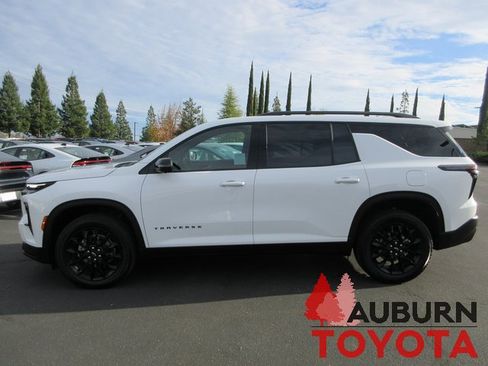 Used 2025 Chevrolet Traverse LT w/ Midnight/Sport Edition image 9