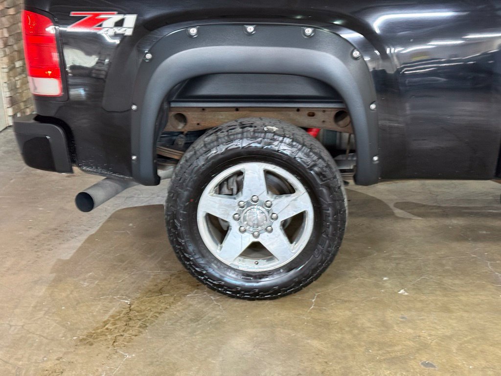 Used 2011 GMC Sierra 2500 Denali w/ Suspension Package, Off-Road AWD/4WD image 6