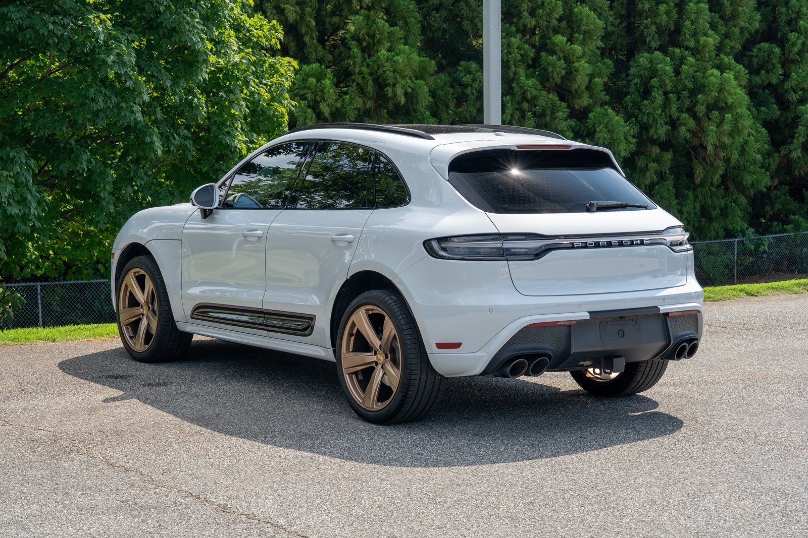 Certified 2024 Porsche Macan AWD/4WD image 3
