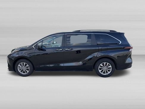 Used 2025 Toyota Sienna XLE FWD image 10