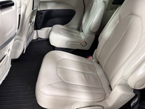 Used 2017 Chrysler Pacifica Touring-L Plus image 17