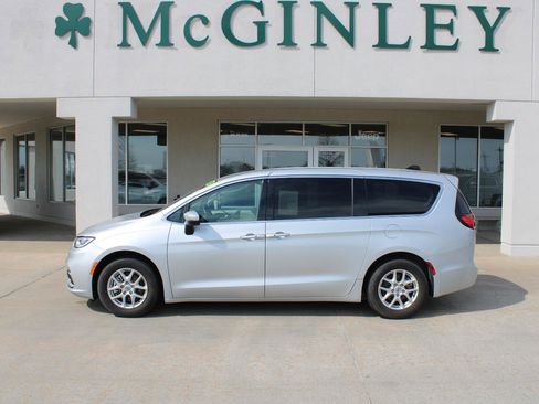 Certified 2023 Chrysler Pacifica Touring-L FWD image 1