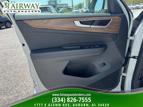 Used 2025 Volkswagen Atlas SE image 29