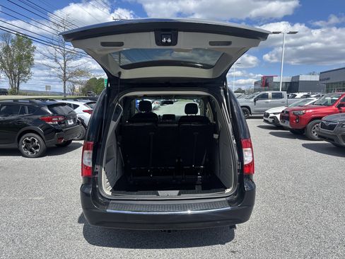 Used 2015 Chrysler Town & Country Touring image 11