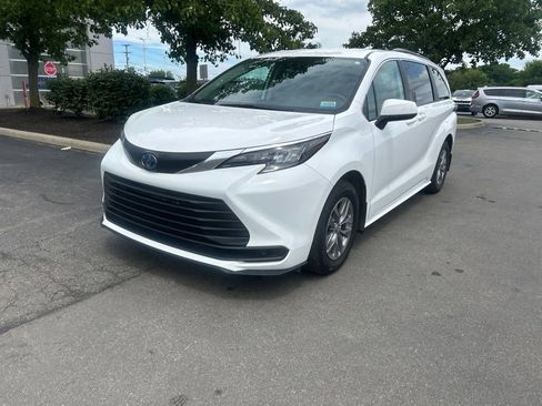 Used 2024 Toyota Sienna LE AWD/4WD image 7