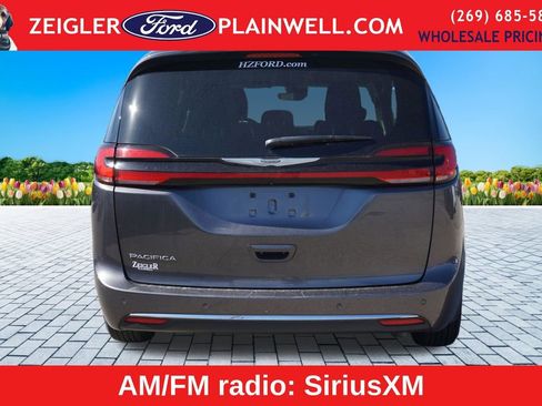 Used 2023 Chrysler Pacifica Touring-L FWD image 4