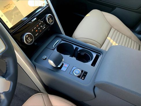 New 2025 Land Rover Discovery Dynamic SE image 7