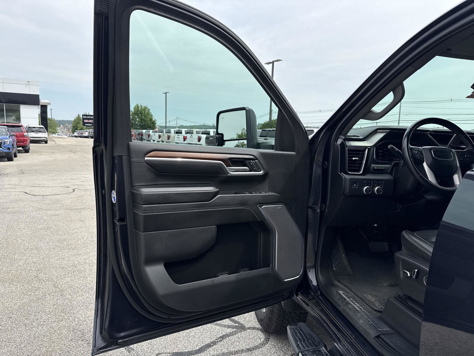 Used 2024 GMC Sierra 2500 Denali w/ Denali Reserve Package AWD/4WD image 12