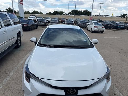 Used 2025 Toyota Corolla LE FWD image 2