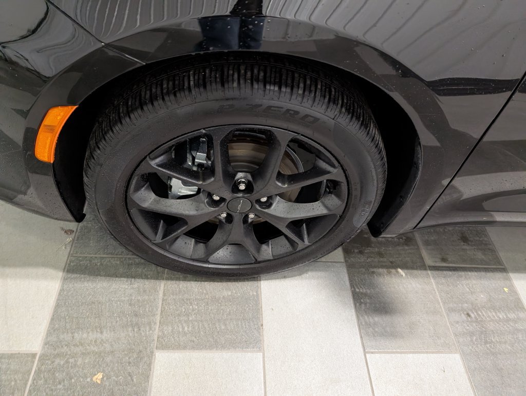 Used 2027 Chrysler Pacifica Limited FWD image 7