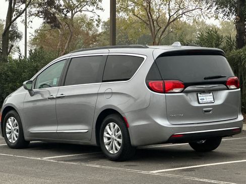 Used 2017 Chrysler Pacifica Touring-L image 6