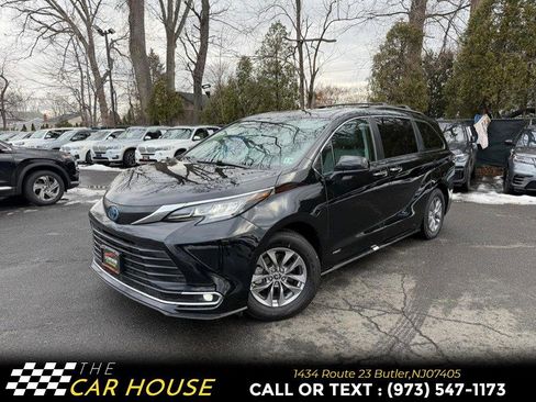 Used 2021 Toyota Sienna XLE image 1