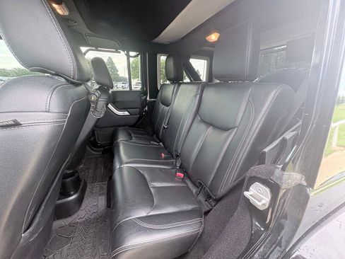 Used 2015 Jeep Wrangler Unlimited Rubicon AWD/4WD image 7