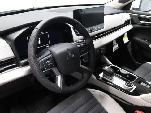 New 2026 Mitsubishi Outlander SE image 17