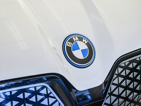 Used 2024 BMW iX xDrive50 w/ Premium Package AWD/4WD image 8
