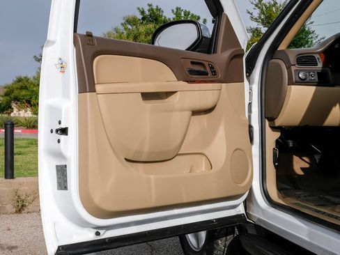 Used 2011 Chevrolet Tahoe LTZ RWD image 42