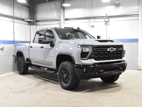 Used 2025 Chevrolet Silverado 2500 ZR2 w/ Technology Package image 30