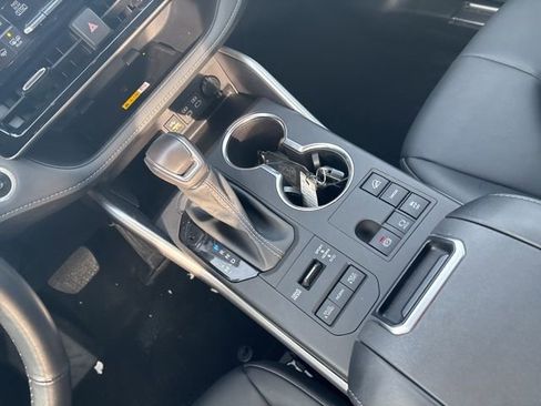 Certified 2024 Toyota Highlander XLE image 35