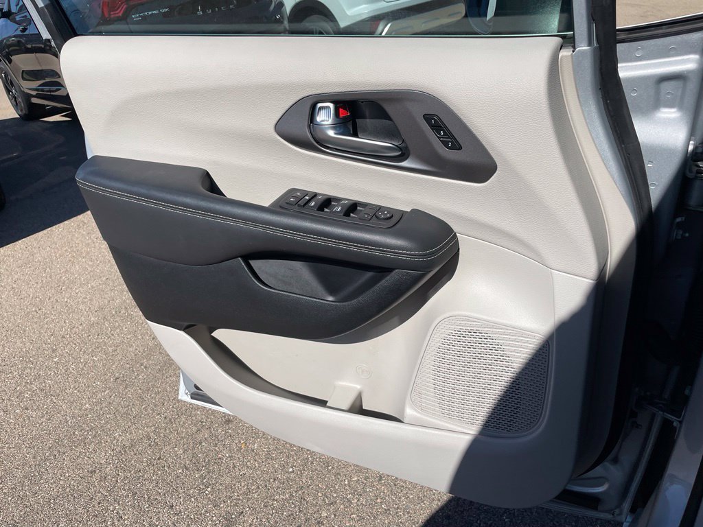 Used 2023 Chrysler Pacifica Touring-L FWD image 41