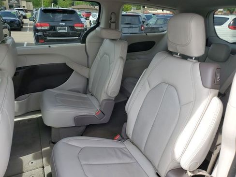 Used 2020 Chrysler Pacifica Touring-L FWD image 30