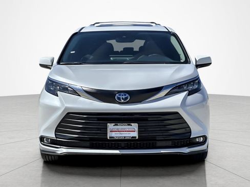 Certified 2025 Toyota Sienna XLE w/ XLE Plus Package FWD image 8