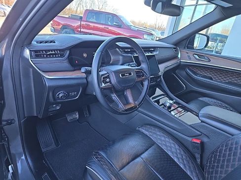 Used 2025 Jeep Grand Cherokee Summit AWD/4WD image 36