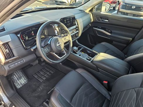 Used 2024 Nissan Pathfinder Platinum image 23