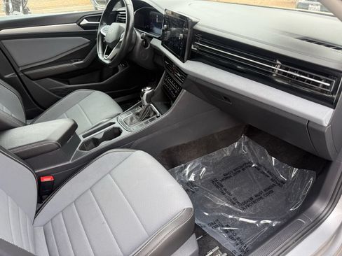 Used 2025 Volkswagen Jetta SE FWD image 30
