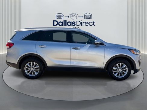 Used 2017 Kia Sorento LX image 4