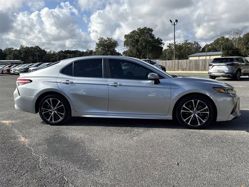 Used 2018 Toyota Camry SE image 6