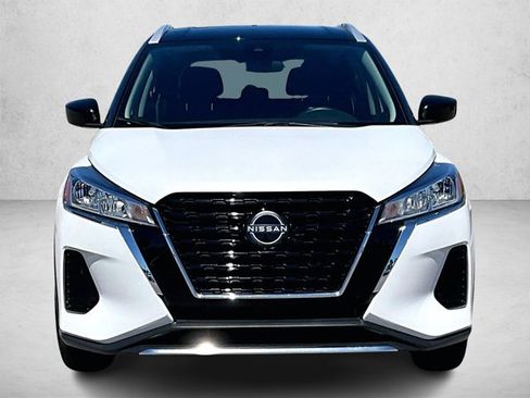 Used 2023 Nissan Kicks SV image 3