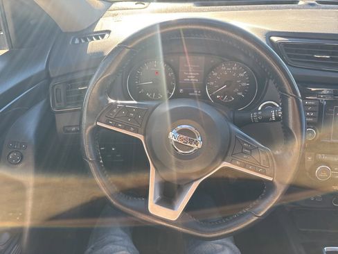 Used 2018 Nissan Rogue SV image 7