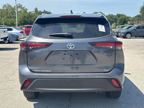 Used 2025 Toyota Highlander XLE FWD image 5