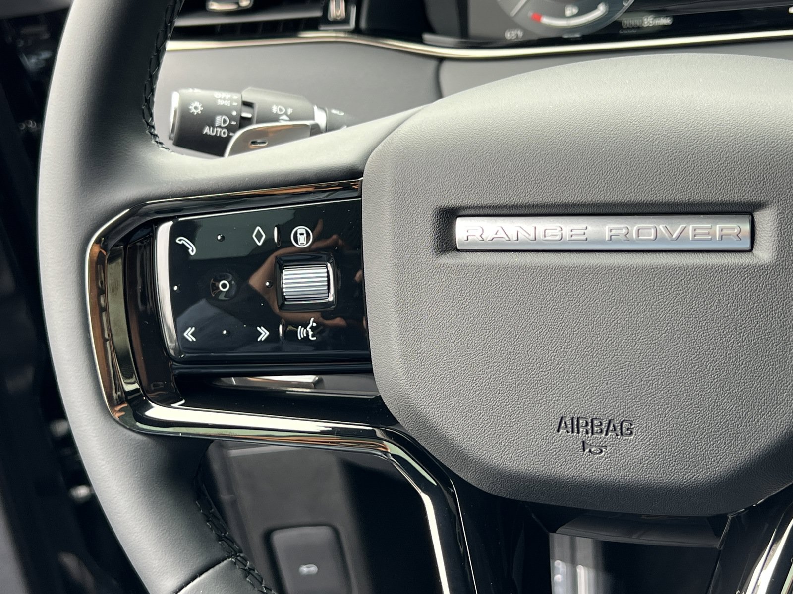 New 2025 Land Rover Range Rover Evoque Dynamic SE AWD/4WD image 24