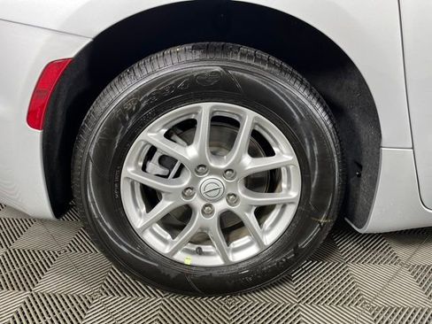 Used 2026 Chrysler Pacifica Select image 12