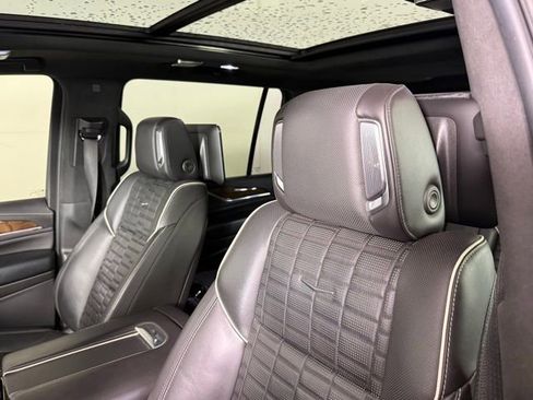 Used 2021 Cadillac Escalade ESV Premium Luxury Platinum AWD/4WD image 17