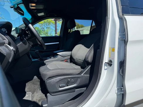 Used 2017 Ford Explorer XLT w/ Equipment Group 201A AWD/4WD image 18