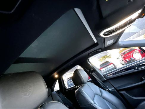 Used 2022 Porsche Macan image 13