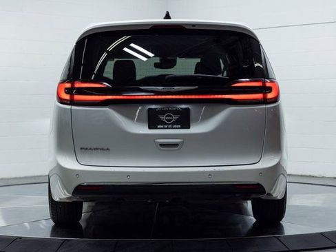 Used 2024 Chrysler Pacifica Touring-L image 7